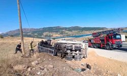 Tunceli’de kamyon devrildi, sürücü araçtan fırladı