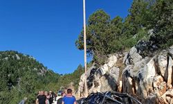 Uçuruma yuvarlanan kamyonetin sürücüsü hayatını kaybetti