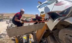 Yaralı sürücü kepçe ile kurtarıldı