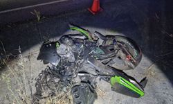 Yarış yaparken farları yanmayan otomobile çarpan motosikletler paramparça oldu: 1 ölü