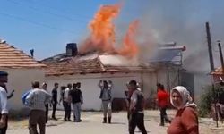 Yemek yapmak için yaktığı ateş evini ve damını küle çevirdi