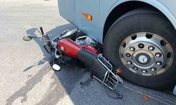 Yolcu otobüsüyle çarpışan motosikletli, lastiğin altında kalmaktan son anda kurtuldu