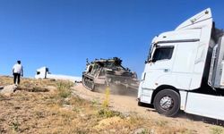 Yolda kalan tırların imdadına zırhlı tank yetişti