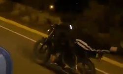 Yüzüstü yatarak motosiklet kullandı