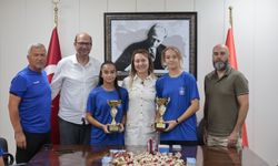 Başkan Mutlu şampiyon kızları ağırladı