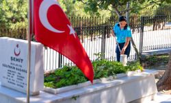 Konak Belediyesi’nden şehitlikte bayram öncesi temizlik