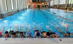 İzmir Bornova’da yazın ritmi yüzme havuzlarında atıyor