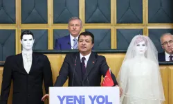 SP'li Arıkan'dan dikkat çeken sunum! Kürsüye cansız mankenlerle çıktı