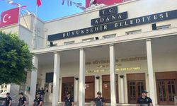 Adana Büyükşehir Belediye Başkanı Karalar gözaltına alındı, belediyede arama başlatıldı