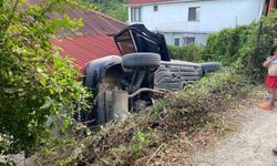 El freni çekilmeyen otomobil evin boşluğuna düştü