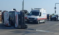 Hasta taşıyan ambulans kaza yaptı, 2 sağlık görevlisi yaralandı