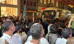 İstiklal Caddesi’nde toplanan grup, Leman dergisini protesto etti