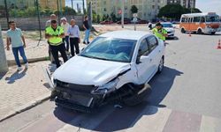 Karaman’da iki otomobil çarpıştı: 1’i çocuk 3 yaralı