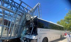 Otel servis otobüsü, midibüs ve kamyonun karıştığı kazada 21 kişi yaralandı