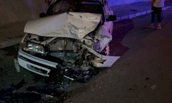 Otomobiller kafa kafaya çarpıştı: 3’ü çocuk 6 yaralı
