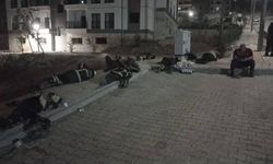 Saatler süren yangında yorgun düşen ‘Yangın Savaşçıları’ yerde uyuyarak dinlendiler