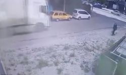 Tır, dorsesine takılı kalan hafif ticari aracı metrelerce sürükledi