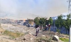Torbalı’da kağıt fabrikasındaki yangına müdahale sürüyor