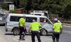 Yan yatan minibüste 6 kişi yaralandı, polis cam kırıklarını süpürgeyle temizledi