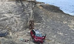 Ölümle burun buruna geldiler! Kocaeli'de otomobil uçuruma yuvarlandı