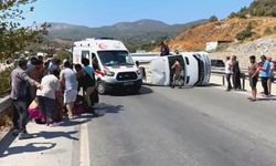 Turistleri taşıyan midibüs devrildi