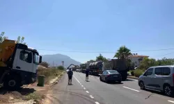 Gazipaşa’da kamyon EDS direğini devirdi: Yol ulaşıma kapandı