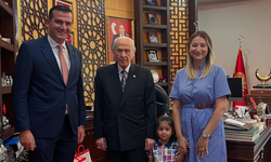 Bahçeli hayranı Minik Hilal, Devlet Dedesi’nin elini öptü