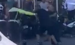 İzmir’de polise tekmeli yumruklu saldırı