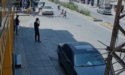Motosikletlinin çarptığı 2 çocuktan biri öldü