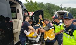 Ünlü müzisyeni taşıyan araç kaza yaptı! Minibüs bariyere ok gibi saplandı