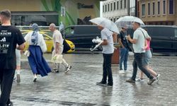 Aniden bastıran yağmura hazırlıksız yakalandılar