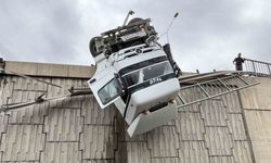 Tır devrildi, kupası viyadükte asılı kaldı