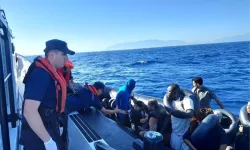 İzmir açıklarında 137 düzensiz göçmen kurtarıldı ve yakalandı