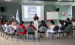 Güzelbahçe Belediyesi’nden kız futbol takımına özel eğitim