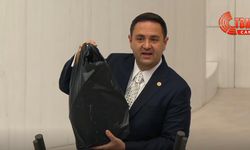 CHP’li Akdoğan, iddianameyi siyah poşete Meclis’te gösterdi: