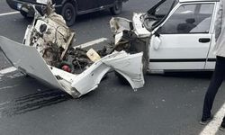 Tofaş kaza yaptı, motor yola savruldu: 2 yaralı
