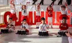 Efeler’in minik öğrencileri Cumhuriyet’i kutladı