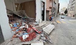 İzmir'de freni boşalan kamyon evin dairesine girdi!