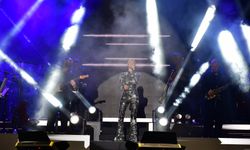 Derya Uluğ Lüleburgaz'da sahnede büyüledi