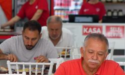Efeler'de dayanışmanın adresi: Kent Lokantası'nda askıda yemek başladı
