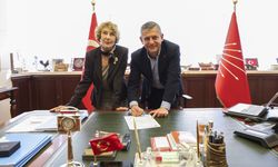Özgür Özel, Ayşe Kulin'e CHP rozeti taktı