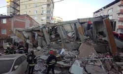 Enkaz başında 12. saat: Anne ve baba aranıyor