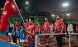 Kuşadası'nda Cumhuriyet coşkusu kortlara taşındı