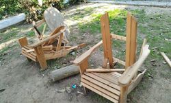 Konak Belediyesi'nin yenilediği parktaki banklar parçalandı