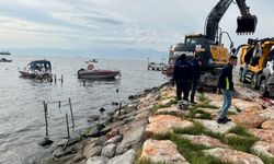 Karşıyaka’daki kaçak iskeleler yıkılıyor