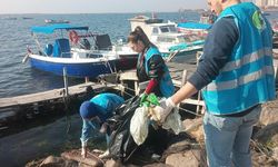 Doğaseverler Karşıyaka'da kıyı temizliği yaptı