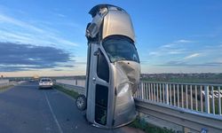 Kaza sonrası araç dik durdu, 2 kişi yaralandı