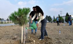 Gençlerden Bornova’ya 120 fidan