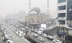 Yüksekova’ya mevsimin ilk karı düştü