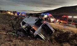 Yolcu otobüsü devrildi! Acı haber Afyon’dan geldi